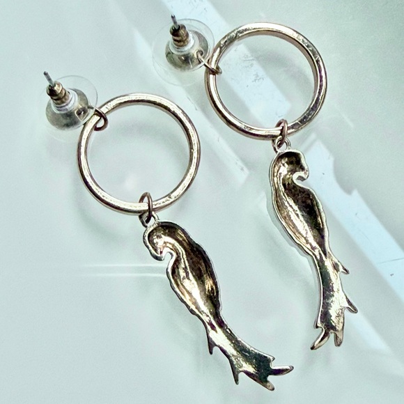 VTG Tropical Parrot Macaw Bird Earrings with Silver Hoops - Picture 2 of 5